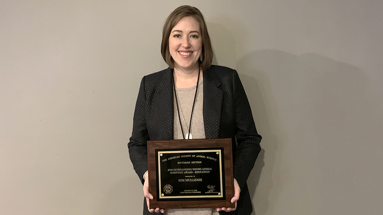 Kim Mullenix receives award from animal science society