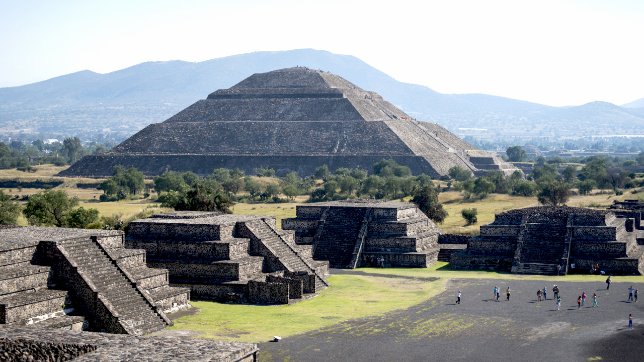 View from the Pyramid of the Moon of people visiting Teotihuacan, study abroad Mexico. The large pyramid is the Pyramid of the Sun.