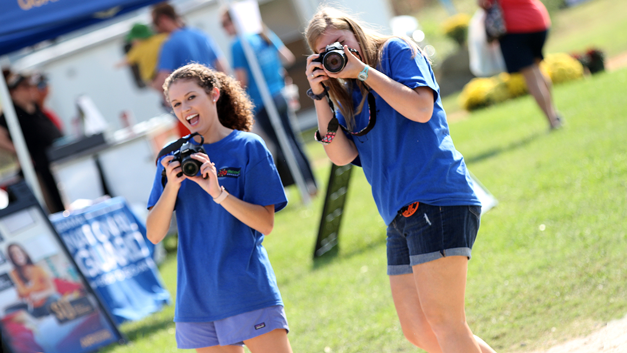 Auburn-University-Taking-Pictures-with-DSLR-Cameras-at-Roundup-Event-Alabama-Ag-Communications-Major-Degree-2-Southern-Female-College-Girls-4775