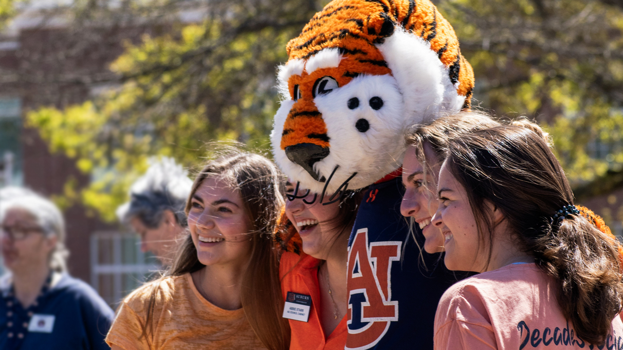 Auburn-Agriculture-Student-Experience-Aubie-Group-Photo-with-Students